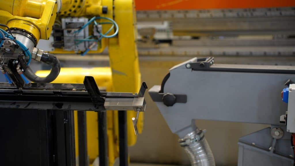 robotarm grijpt iets van een stellage af