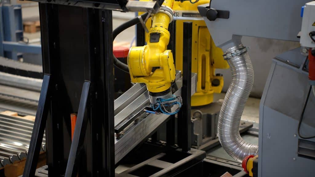 Robotarm verplaats een metalen balk